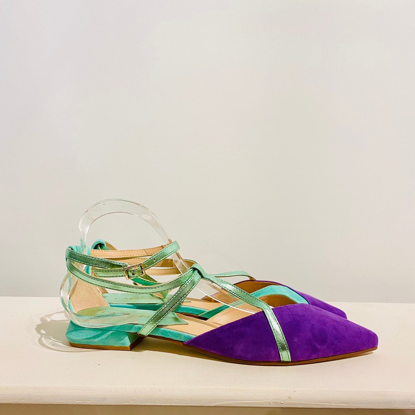 Ballerina verde e viola