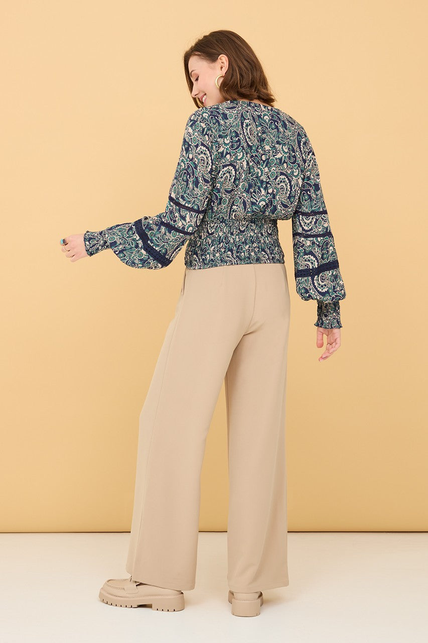 Blouse with puffed sleeves