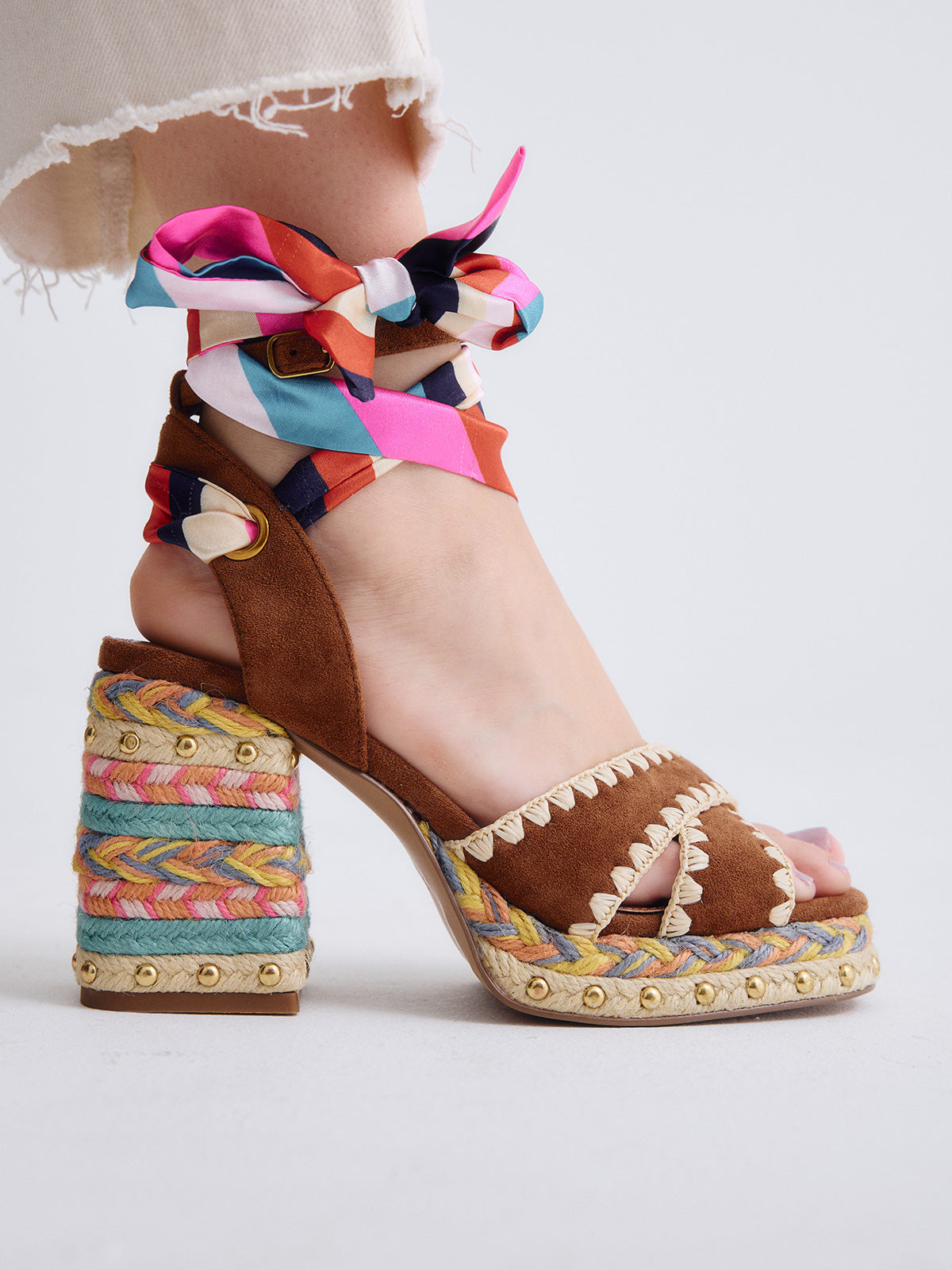 Sandalo a zeppa con tacco multicolor