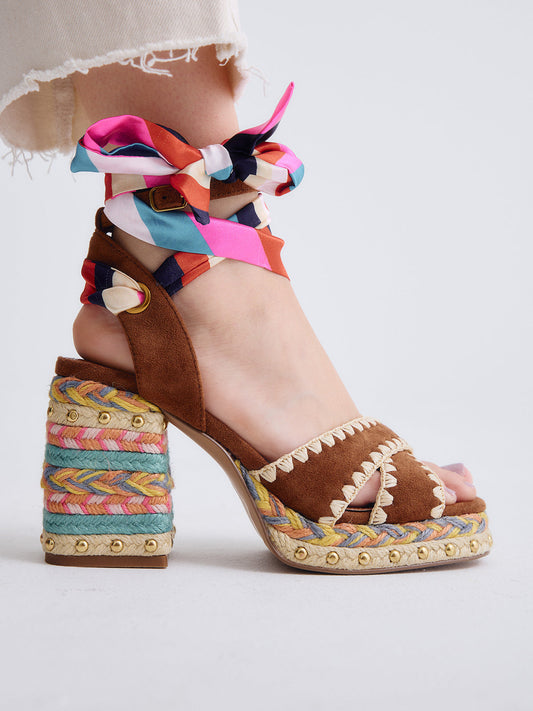 Sandalo a zeppa con tacco multicolor