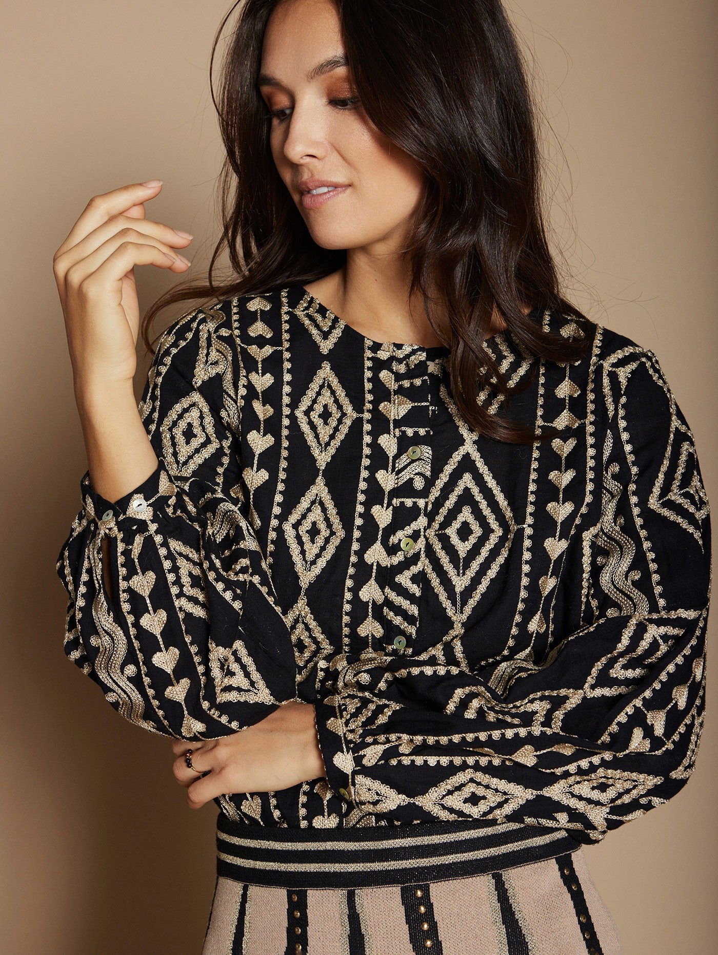 Blusa in tessuto ricamato